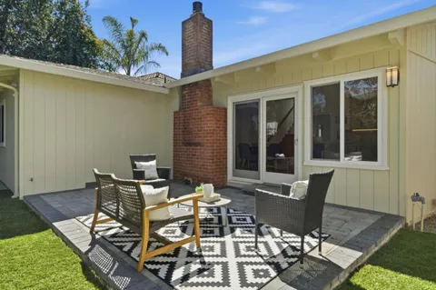 a view of a house with backyard and garden