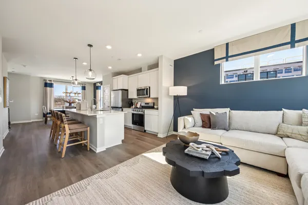 $633,990 | 1175 Lakepointe Drive, Schaumburg, IL 60173