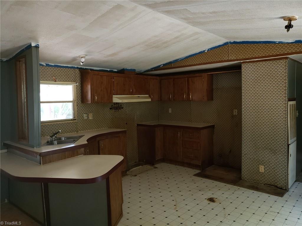 1275 Lower Lake Road Thomasville, NC 27360 - Photo 12 of 18 Gallery Image 12