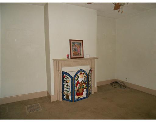470 Irvin Avenue Rochester, PA 15074 - Photo 2 of 6 Living Room.