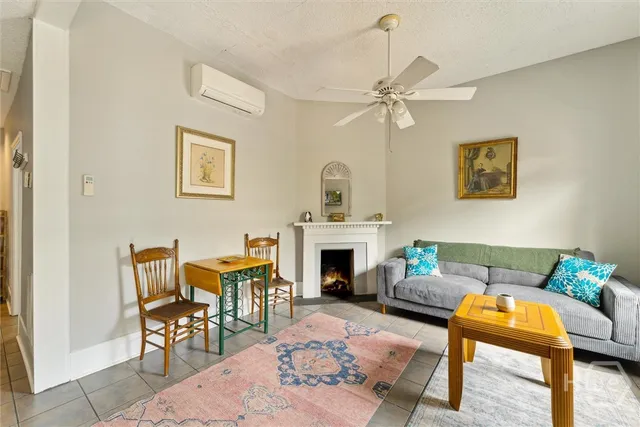 $1,900 | 530 East Gordon Lane, Savannah, GA 31401