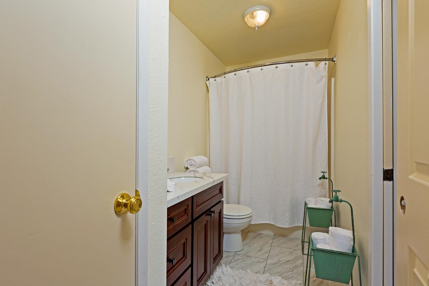974 Haiku Road Haiku, HI 96708 - Photo 13 of 27 a bathroom with a sink and toilet