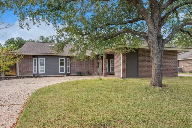$440,000 | 2354 West Briargate Drive, Bryan, TX 77802