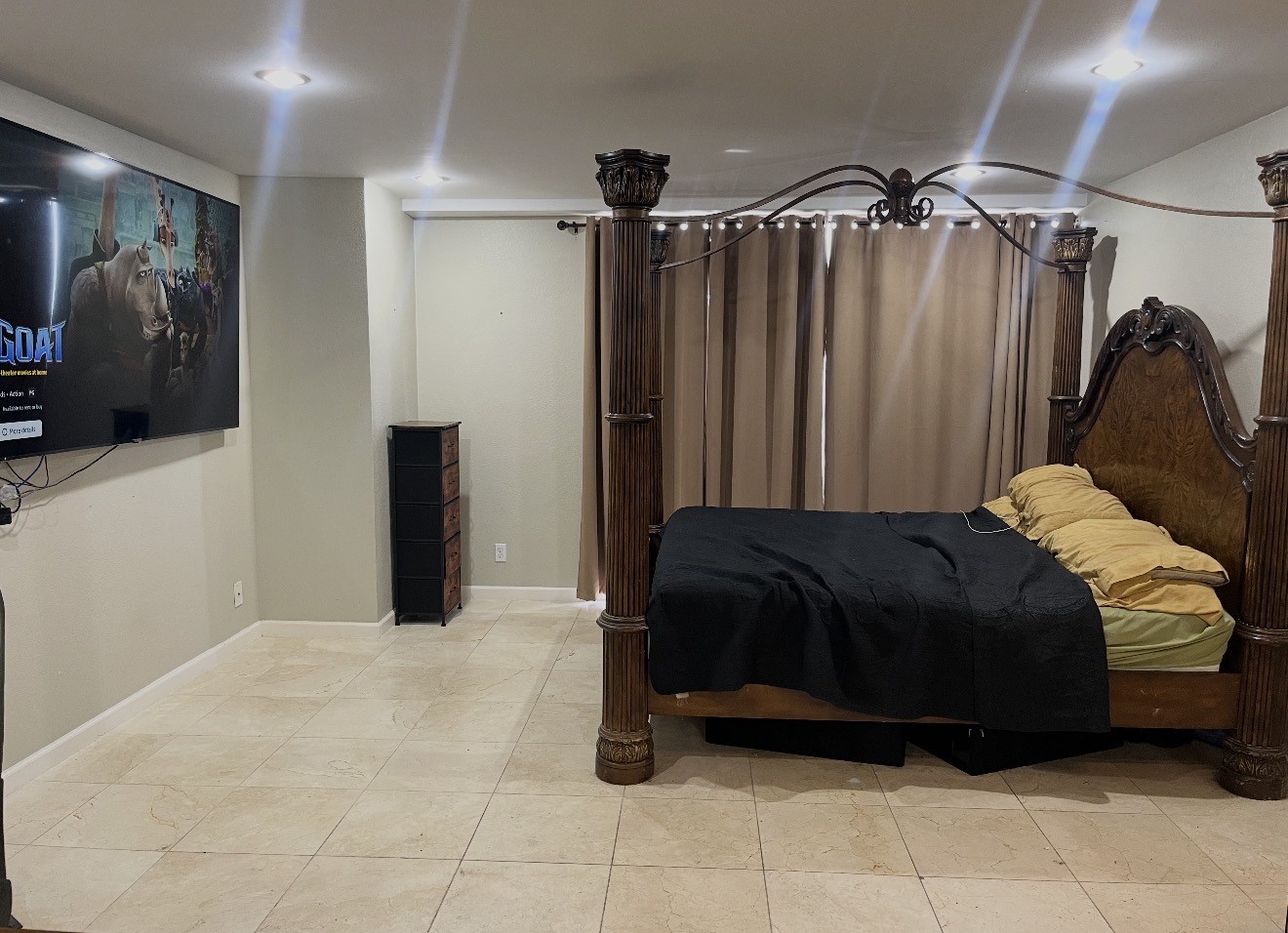 2016 Main Street, Unit 1708 Houston, TX 77002 - Photo 5 of 10 a bedroom with a bed and a shower