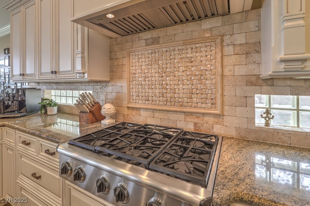 1377 Ruby Sky Court Henderson, NV 89052 - Photo 34 of 61 Hi-end Cook Top with decorative backsplash