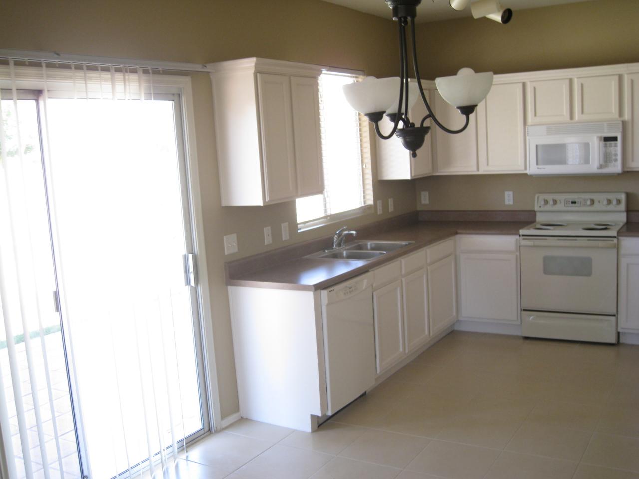 2594 East Del Rio Court Gilbert, AZ 85295 - Photo 2 of 10 kitchen