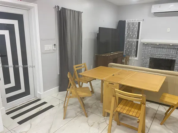 $2,100 | 2242 Polk Street, Unit 2, Hollywood, FL 33020