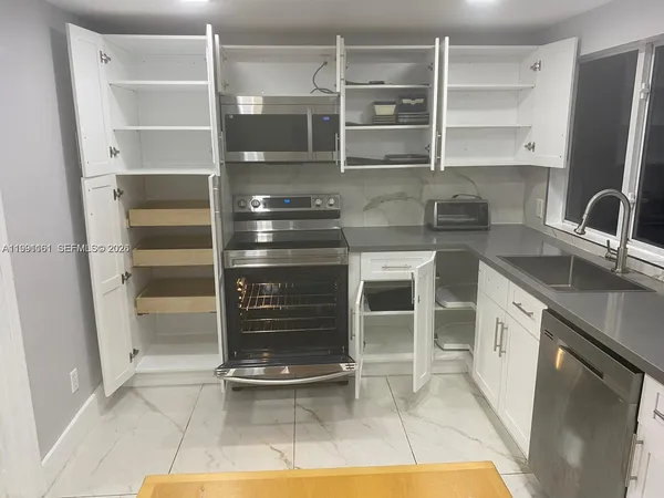$2,100 | 2242 Polk Street, Unit 2, Hollywood, FL 33020