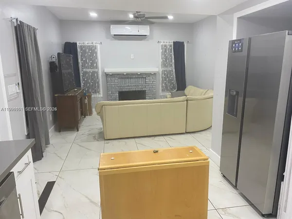 $2,100 | 2242 Polk Street, Unit 2, Hollywood, FL 33020