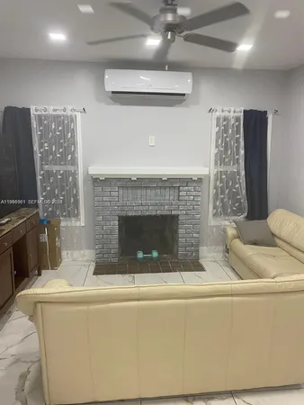 $2,100 | 2242 Polk Street, Unit 2, Hollywood, FL 33020