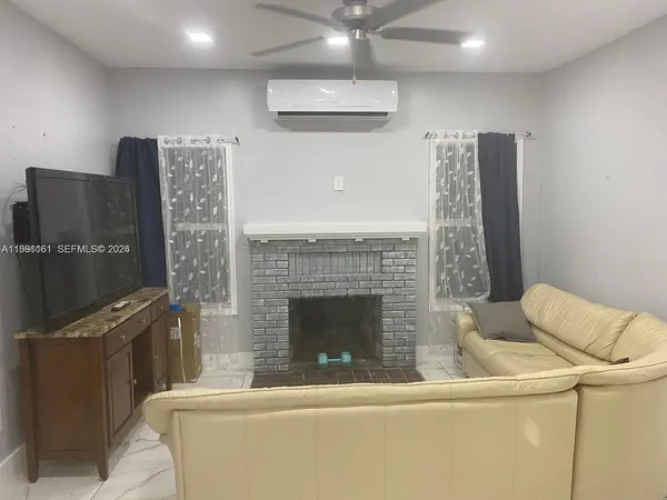 $2,100 | 2242 Polk Street, Unit 2, Hollywood, FL 33020