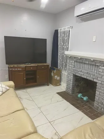 $2,100 | 2242 Polk Street, Unit 2, Hollywood, FL 33020