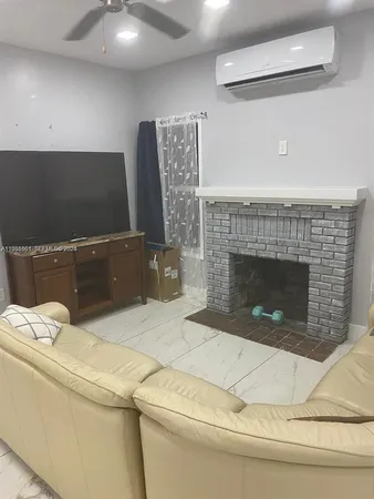 $2,100 | 2242 Polk Street, Unit 2, Hollywood, FL 33020