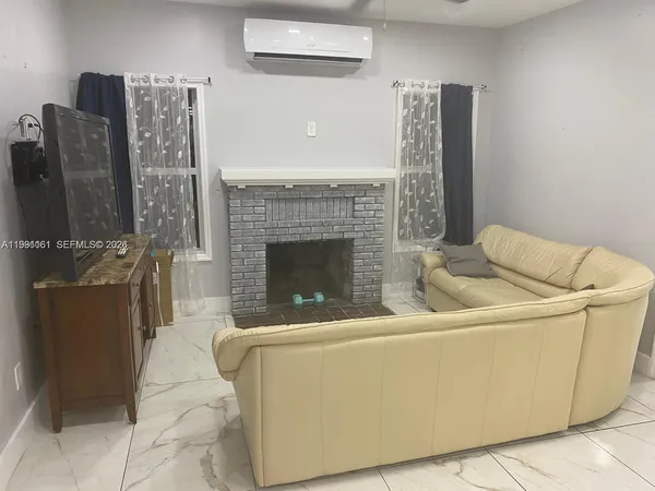 $2,100 | 2242 Polk Street, Unit 2, Hollywood, FL 33020