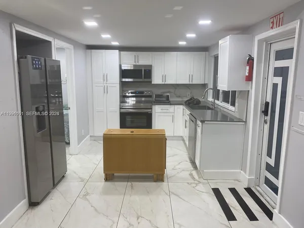 $2,100 | 2242 Polk Street, Unit 2, Hollywood, FL 33020