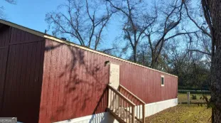 a view of small yard in front of house