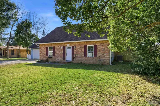 a view of a house with backyard and garden