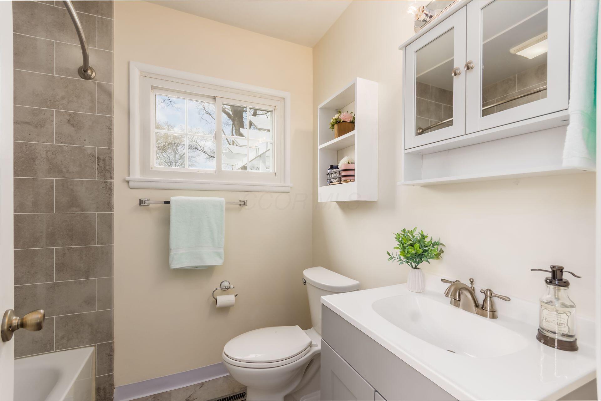 474 Darbyhurst Road Columbus, OH 43228 - Photo 22 of 36 Owner's Bathroom