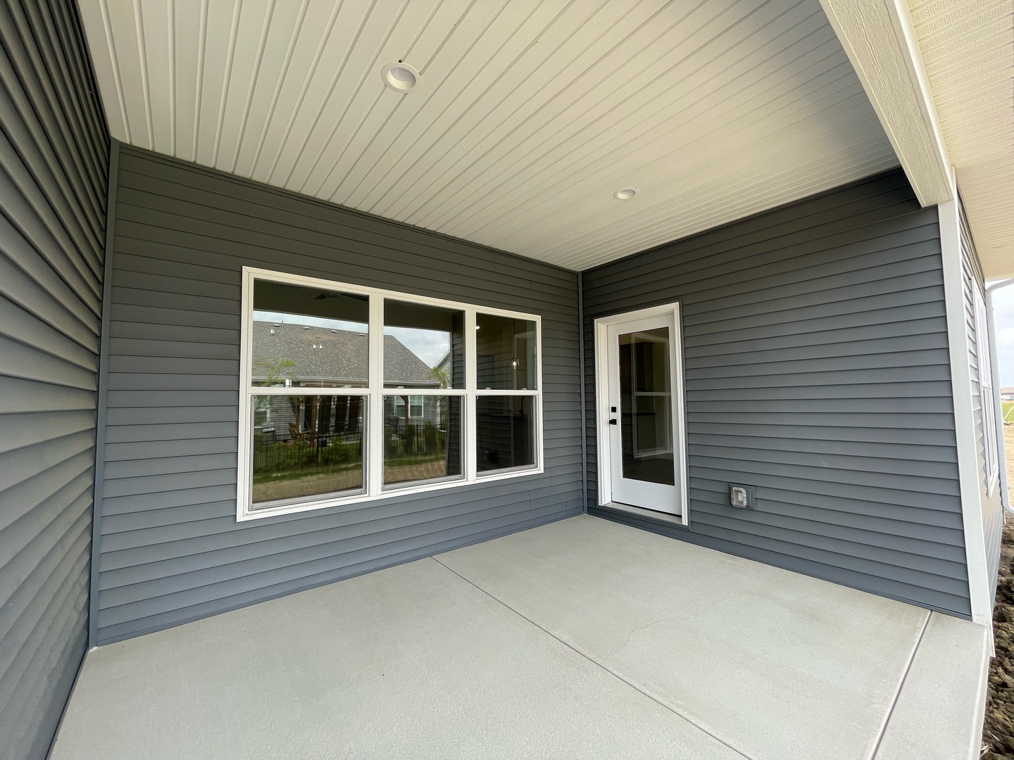 3910 Bay Circle Champaign, IL 61822 - Photo 45 of 49 a view of an empty room with a window
