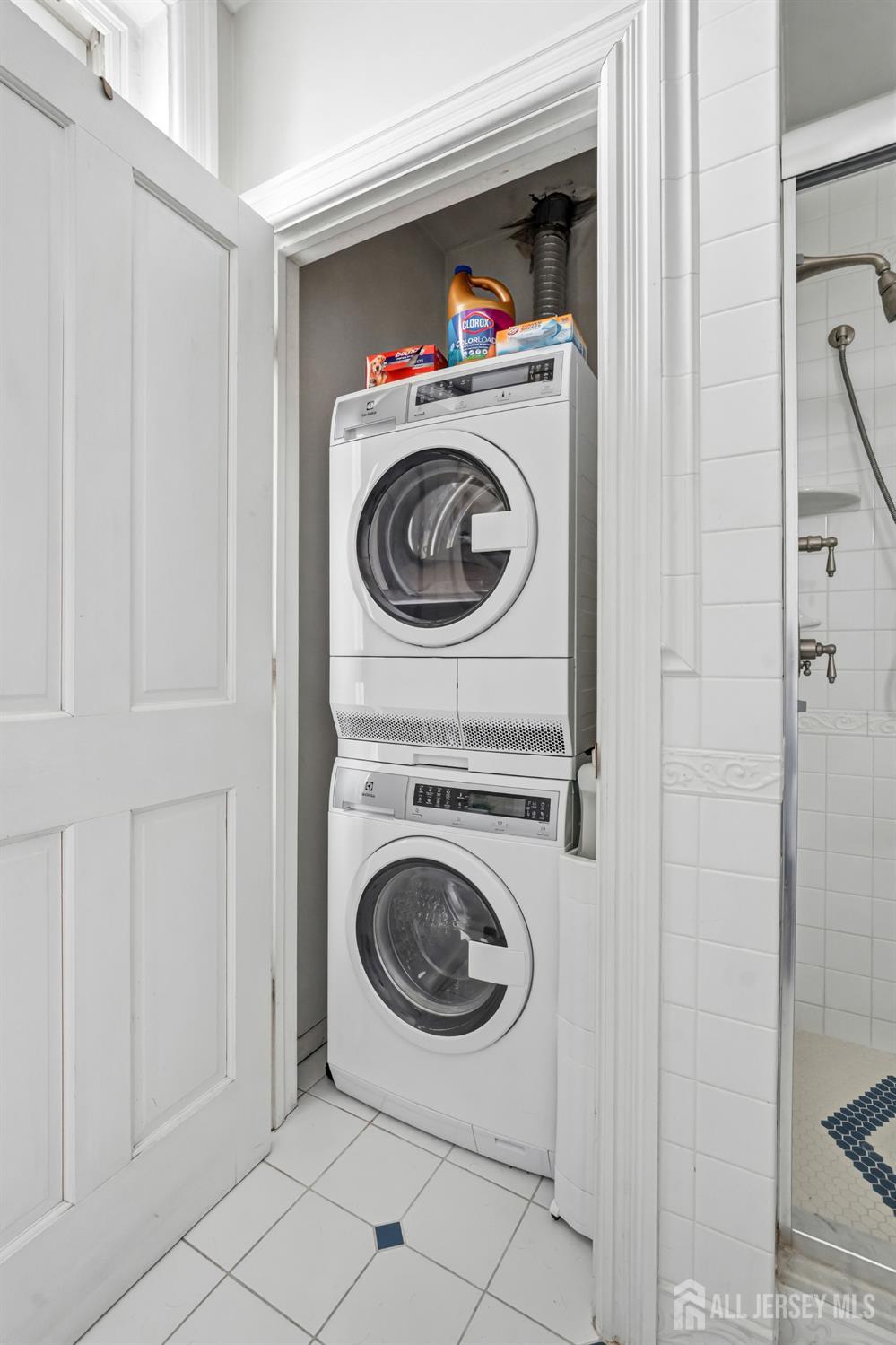 346 East Union Street Burlington, NJ 08016 - Photo 31 of 48 a utility room with dryer and washer