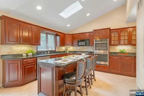 $899,000 | 28 Pitcairn Avenue, Ho-Ho-Kus, NJ 07423