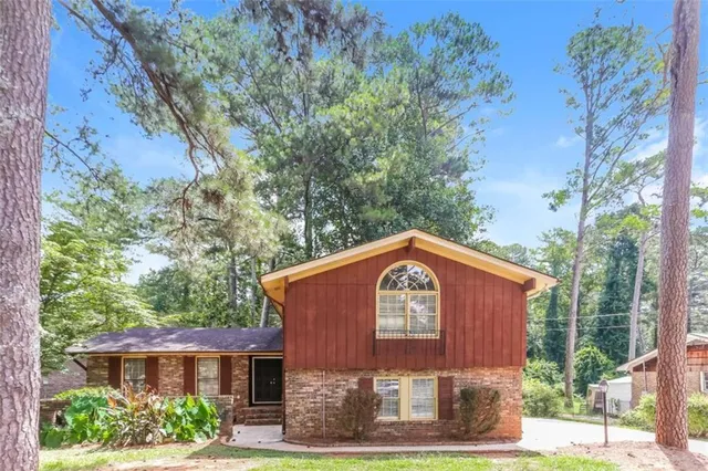 a view of a house with a yard
