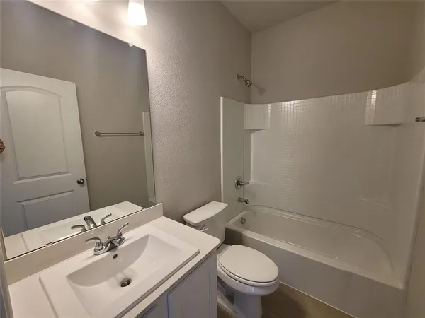 $2,149 | 933 Ravenwood Lane, Van Alstyne, TX 75495