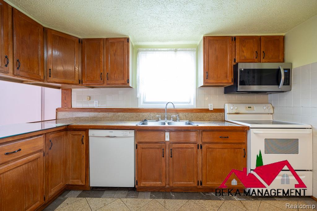 26627 Rialto Street Madison Heights, MI 48071 - Photo 13 of 20 025_178A9963.jpg