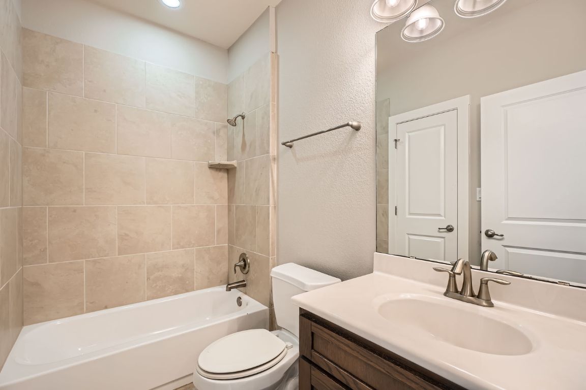 12200 Barras Branch Drive, Unit 135 Austin, TX 78748 - Photo 15 of 31 a bathroom with a sink a toilet and a bathtub