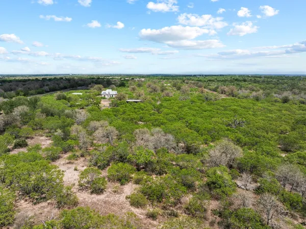 $750,000 | 2124 Bugtussle Lane, Luling, TX 78648