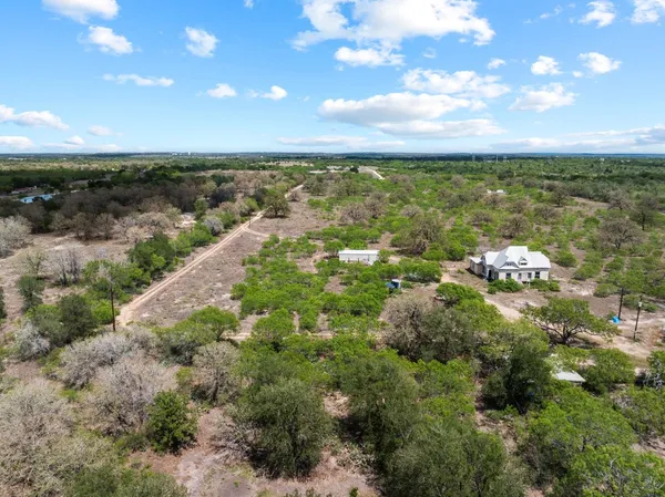$750,000 | 2124 Bugtussle Lane, Luling, TX 78648