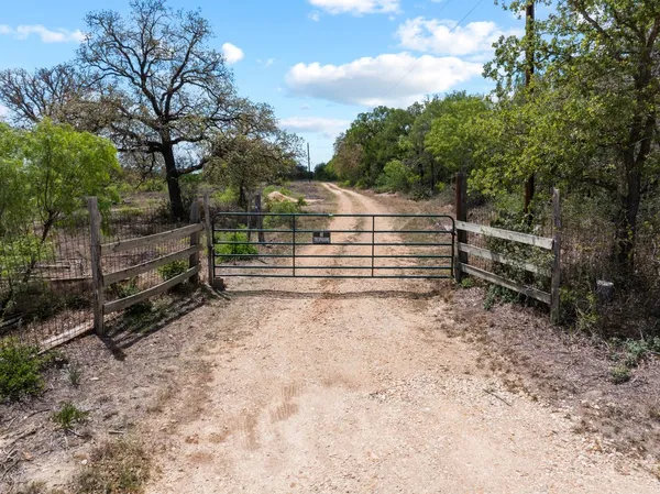 $750,000 | 2124 Bugtussle Lane, Luling, TX 78648
