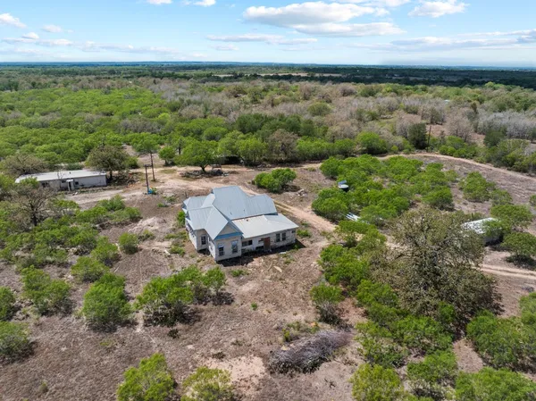 $750,000 | 2124 Bugtussle Lane, Luling, TX 78648