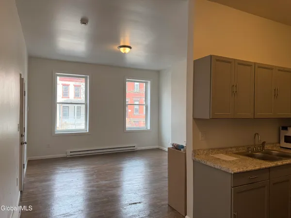 $1,975 | 346 Madison Avenue, Unit 2, Albany, NY 12210