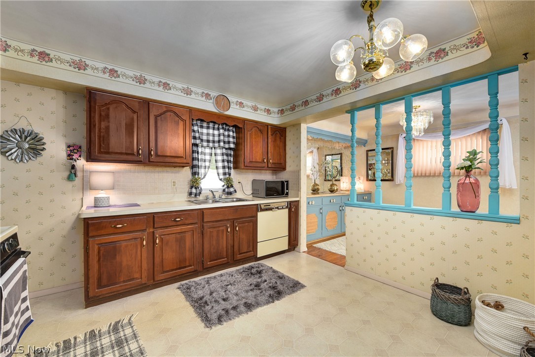 7216 Oakwood Road Parma, OH 44130 - Photo 10 of 30