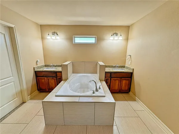 $2,450 | 1832 Bay Landing Drive, Portland, TX 78374