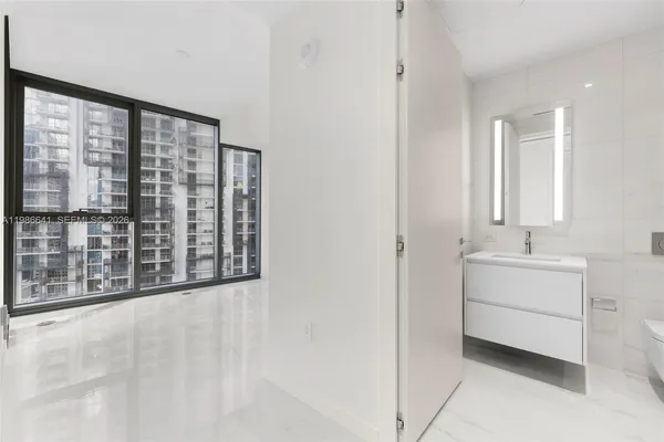 $9,300 | 300 Biscayne Blvd Way, Unit 2409, Miami, FL 33131