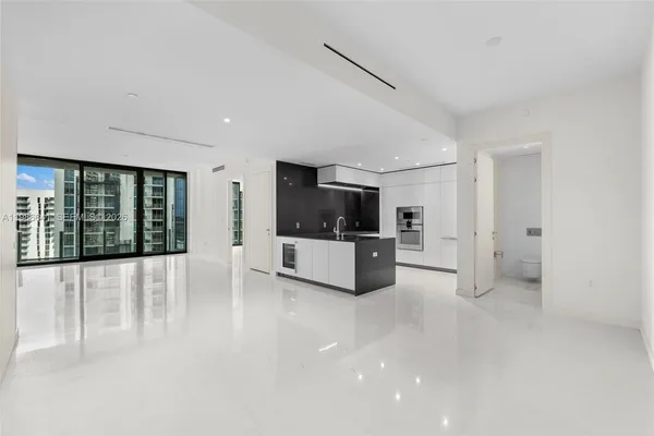 $9,300 | 300 Biscayne Blvd Way, Unit 2409, Miami, FL 33131