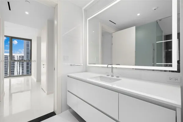 $9,300 | 300 Biscayne Blvd Way, Unit 2409, Miami, FL 33131