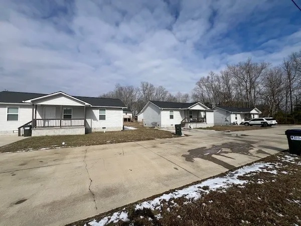 a view of a outdoor space with a house