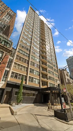 $399,999 | 40 East Cedar Street, Unit 18A, Chicago, IL 60611