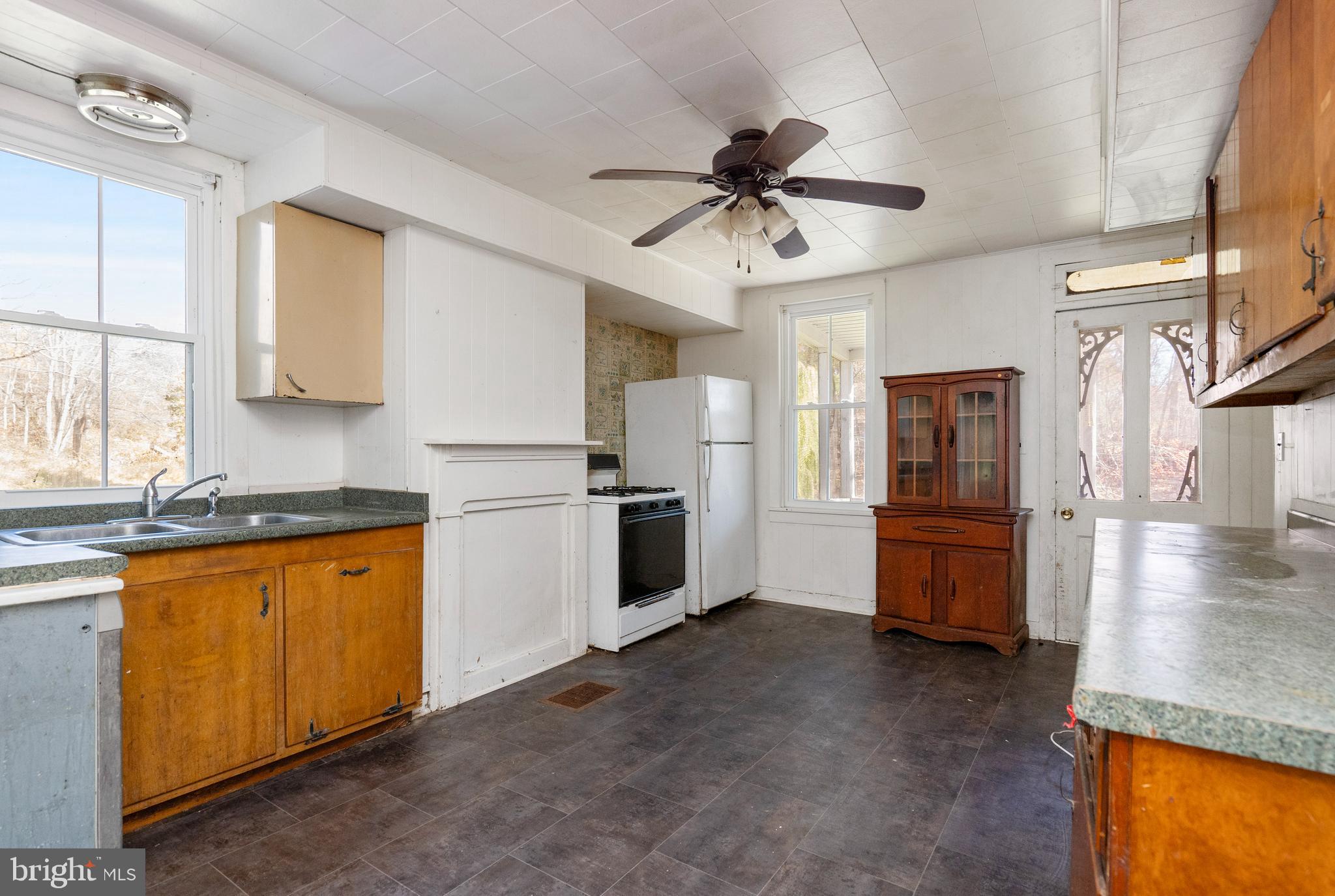 2456 Fairmount Road Hampstead, MD 21074 - Photo 6 of 27 Bright and Spacious Kitchen