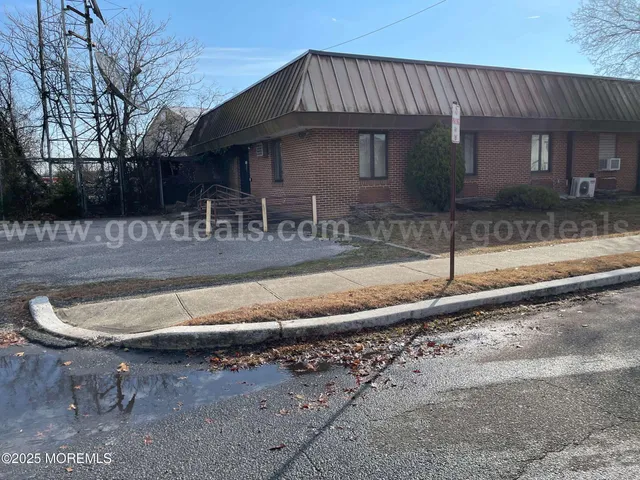 a view of a house with a back yard