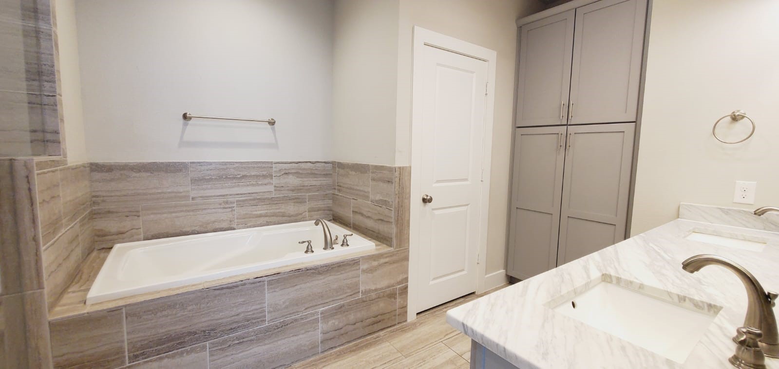 2422 Maufferd Street Houston, TX 77009 - Photo 21 of 35 a bathroom with a tub sink and vanity