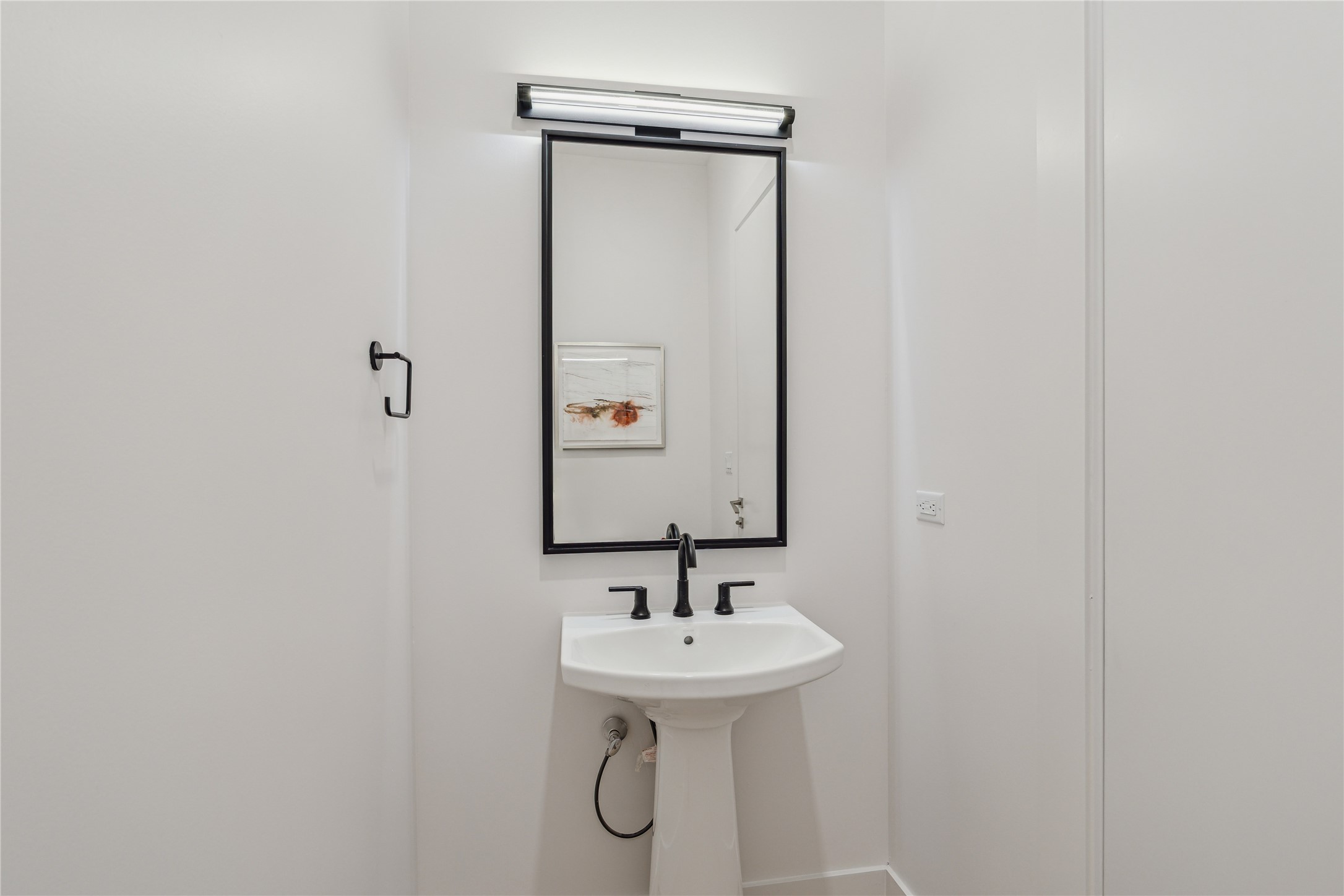 1711 Allen Parkway, Unit 2301 Houston, TX 77019 - Photo 22 of 45 a bathroom with a sink a toilet and mirror