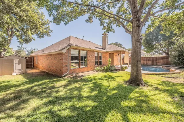 a view of a backyard