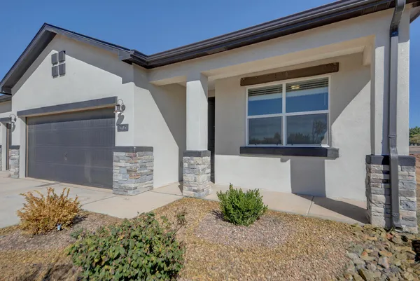 $2,300 | 505 9th Avenue Northeast, Rio Rancho, NM 87124
