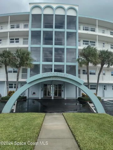 a view of house with a yard