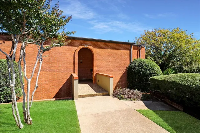 $200,000 | 578 E Avenue, Unit B, Grand Prairie, TX 75050