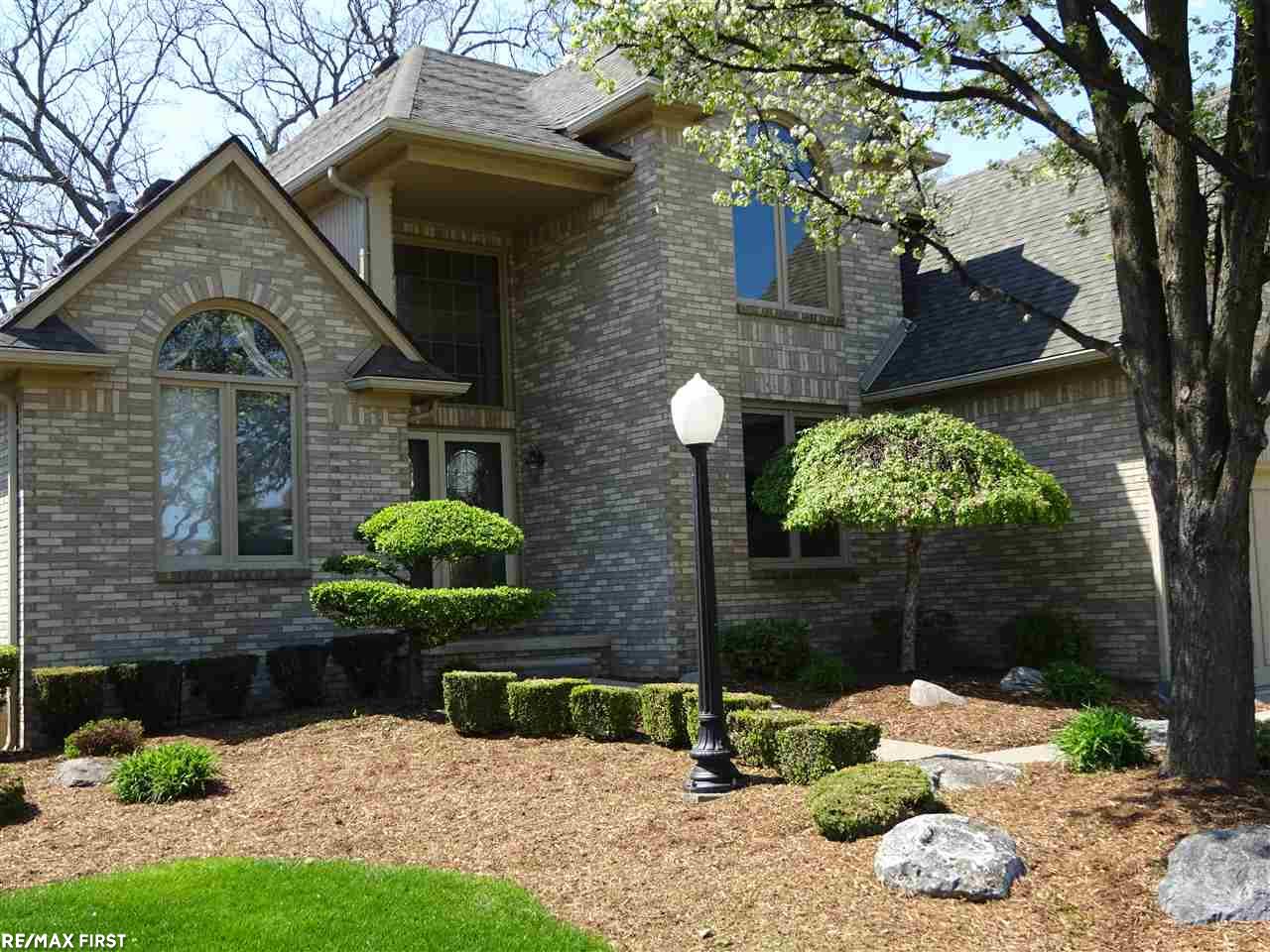 896 Grovecrest Rochester Hills, MI 48307 - Photo 2 of 43